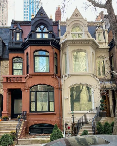 Pretty Apartments, Winter House Exterior, Victorian Apartment, Small House Exteriors, San Myshuno, Apartment Exterior, Pretty Houses, Chicago House, Victorian Townhouse