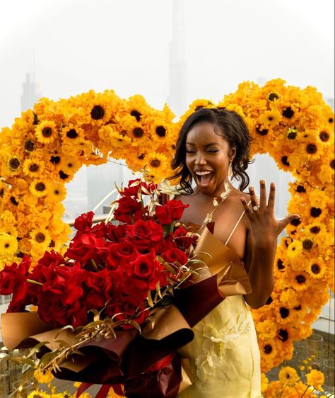 Sunflower Proposal, Wedding Proposal Ideas Engagement, Kate Moss Wedding, Cute Proposal Ideas, Red Roses Bouquet, Black Marriage, Interracial Couples Bwwm, Proposal Pictures, Happy Engagement