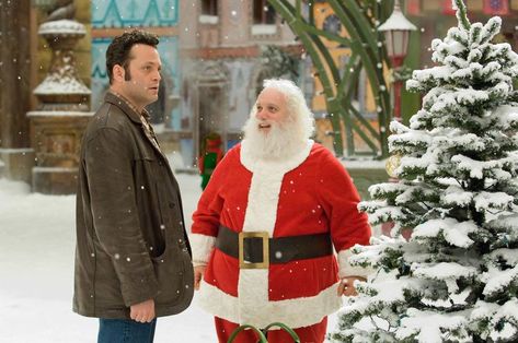 PLOT: A bitter sibling (Vaughn) is forced to move to the North Pole to help his brother Santa (Giamatti) and the elves prepare for Christmas. Fred Claus Movie, Fred Claus, Paul Giamatti, Christmas Kiss, Vince Vaughn, Miracle On 34th Street, Christmas Films, Christmas Musical, Mickey Christmas