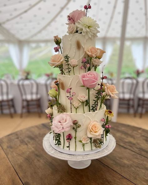 Fairy Themed Quinceanera Cake, Quince Cakes Enchanted Forest, Enchanted Forest Cake Quinceanera Green, Floral Quinceanera Cake, Floral Forest Theme Debut, Enchanted Forest Cake, Forest Cake, 15th Birthday, Quince