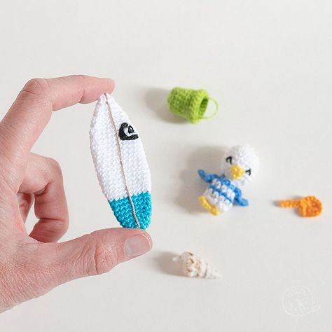 Planche de Surf Miniature au Crochet — Happy Crochet, Etc... Kids Crochet Pattern, Crochet Toys Free, Crochet Baby Toys, Crochet Supplies, Crochet Animals Free Patterns, Crochet Plant, Le Crochet, Crochet Instructions, Crochet Bear