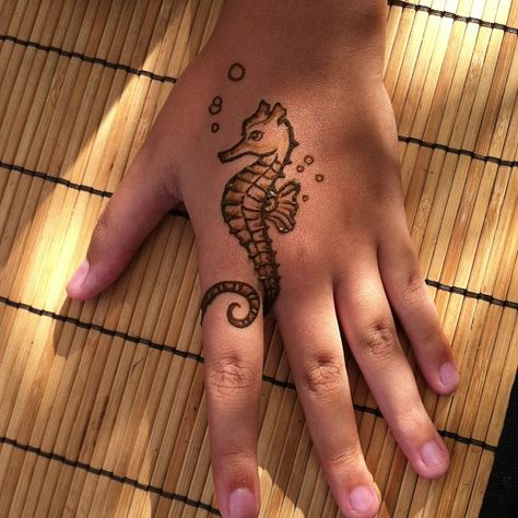 Seahorse henna Animal Henna Designs, Henna Animals, Small Henna, Cute Henna Designs, Cute Henna Tattoos, Henna Style Tattoos, Cute Henna, Tato Henna, Henna Inspired Tattoos