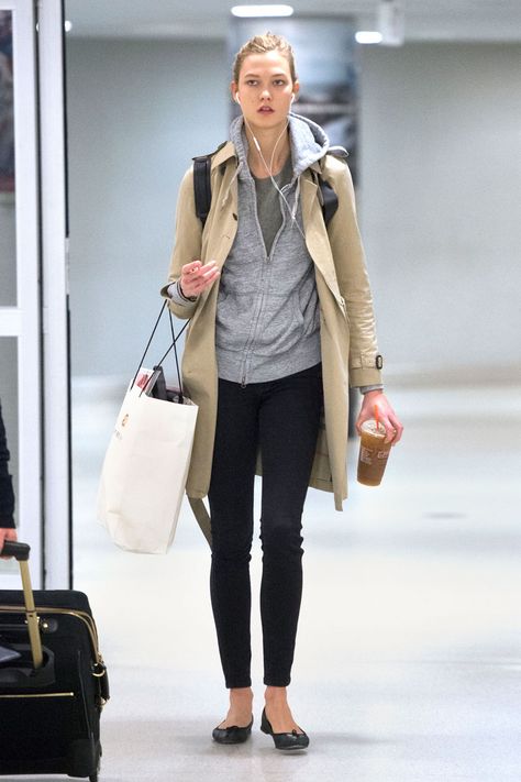 Celebrities Airport Style - Celebs Airport Fashion Photos - Elle Holiday Travel Outfit, Karlie Kloss Style, Celebrity Airport Style, Winter Travel Outfit, Travel Outfit Summer, Karlie Kloss, Looks Street Style, Casual Winter Outfits, 가을 패션