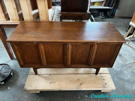 DO you have a cedar chest? What do you use it for? I purchased this cedar chest by Lane (made in Canada by Knetchel Furniture) on a local buy and sell group. I love the simple clean lines and walnut exterior. Cedar Chest Makeover, Vintage Cedar Chest, Chest Makeover, Diy Furniture Decor, Cedar Chest, White Cedar, Second Hand Shop, Decorating Blogs, Refinishing Furniture