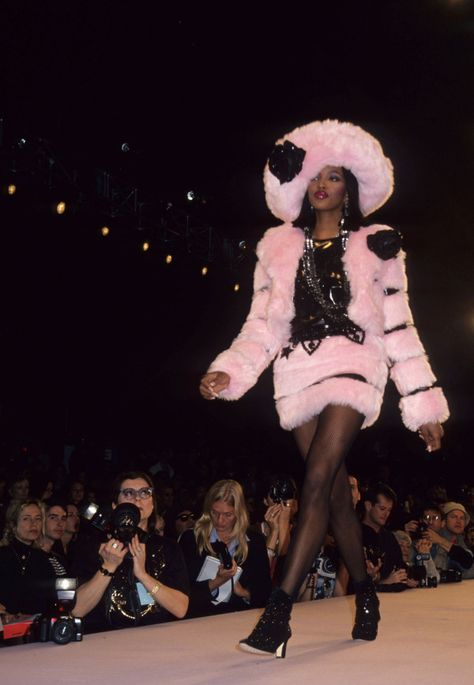 Meet Anna Sui’s Model Clique: Naomi Campbell, Linda Evangelista, and More | W Magazine | Women's Fashion & Celebrity News Paris High Fashion, Black Women Runway, Naomi Campbell 90s Runway, Anna Sui 1994, 90s Haute Couture, Fashion Aesthetics Types, Iconic Runway Looks, 80s High Fashion, Naomi Campbell Runway