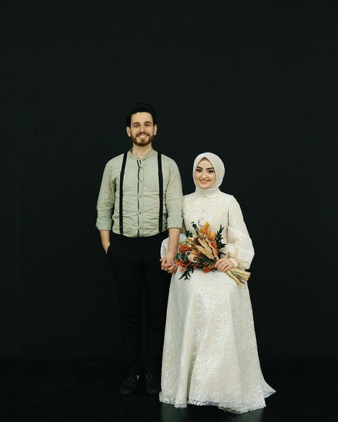 Prewed Vintage Hijab, Prewedding Hijab Outdoor, Foto Prewedding Muslim Studio, Inspirasi Prewedding Hijab, Malay Wedding Pose Pelamin, Bride And Groom Cartoon, Pre Wedding Photoshoot Props, Muslim Wedding Photography, Wedding Photo Studio