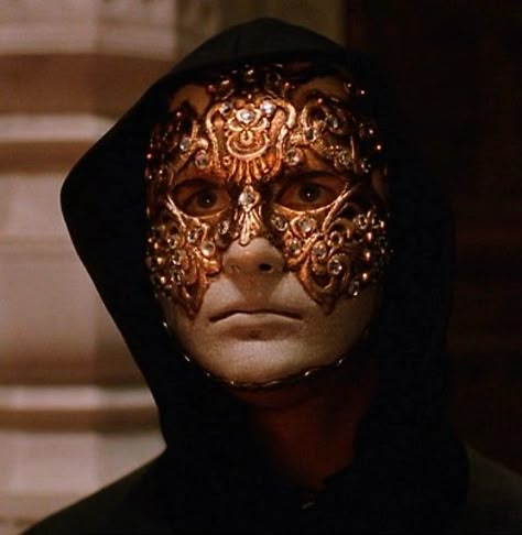 Stanley Kubrick's EYES WIDE SHUT 1999 Eyes Wide Shut Aesthetic, Eye Wide Shut, Eyes Wide Shut Mask, Model Eyes, Eyes Wide Shut, Venetian Masks, Cool Masks, Stanley Kubrick, Heather Blue