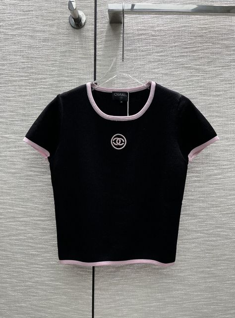 Chanel Tee, Chanel T Shirt, Types Of Clothing Styles, Apparel Design Inspiration, Color Combos Outfit, Ulzzang Fashion, Lazy Outfits, Loose Outfit, Apparel Design