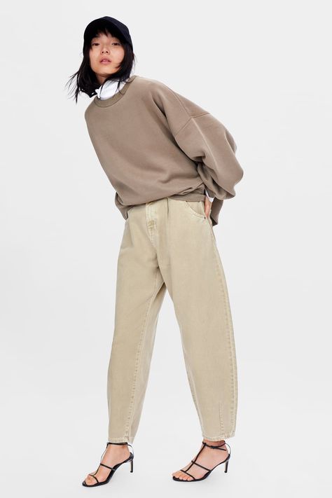 Image 1 of OVERSIZED SWEATSHIRT from Zara Oversized Sweatshirt Outfit, Winter Mode Outfits, Beige Sweatshirt, Slouchy Pants, Oversize Sweatshirt, Slouchy Jeans, Oversized Sweater Women, Clothing Reference, 2020 Fashion Trends