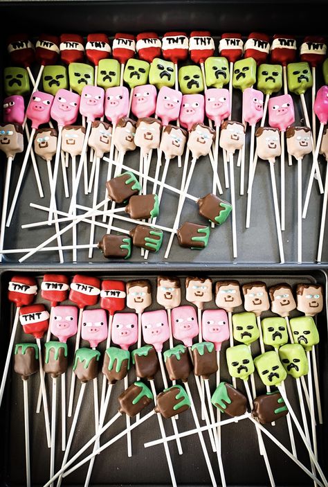 Minecraft Cakepops Ideas, Minecraft Chocolate Covered Strawberries, Minecraft Number Cake, Minecraft Cakepops, Minecraft Sweets, Minecraft Snacks, Minecraft Treats, Minecraft Cake Pops, Minecraft Bingo