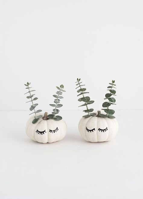 Decorate your home with mini cute faced pumpkins with this Halloween DIY. Glitter Pumpkins Diy, Homemade Stencils, Martha Stewart Halloween, Elegant Halloween Decor, Pumpkin Planter, Diy Confetti, Fall Floral Arrangements, Glitter Pumpkins, Elegant Halloween