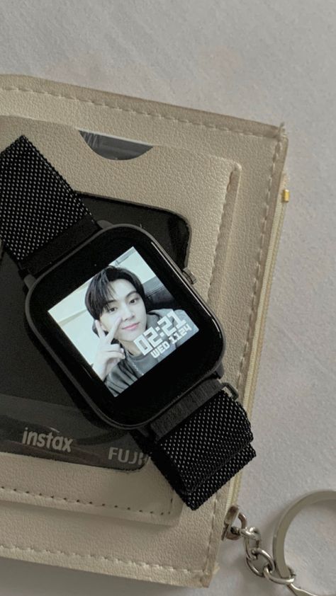 Kpop Apple Watch, Apple Watch Wallpaper Kpop, Smart Watch Aesthetic, Smartwatch Aesthetic, Lock Screen Wallpaper Iphone, Trendy Watches, Blush Nails, Watch Wallpaper, Apple Watch Wallpaper