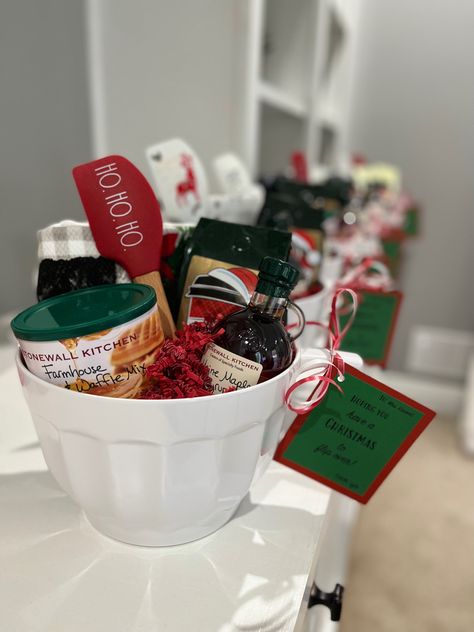 Pancake Kit Gift, Pancake Gift Basket Christmas, Pancake Basket Ideas, Christmas Morning Breakfast Gift Basket, Pancake Christmas Gift, Christmas Morning Gift Basket, Waffle Gift Basket Ideas, Christmas Breakfast Gift Basket, Mixing Bowl Gift Basket