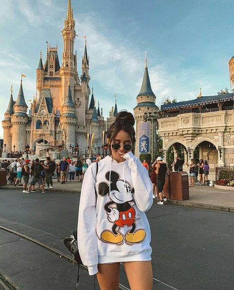 15 Disneyland Outfit Ideas for Moms: Stylish and Comfortable Tips Disneyland Outfit Ideas, Outfit Ideas For Moms, Magic Kingdom Orlando, Amusement Park Outfit, Disney Trip Surprise, Theme Park Outfits, Disney Themed Outfits, Cute Disney Outfits, Disney Photo Ideas