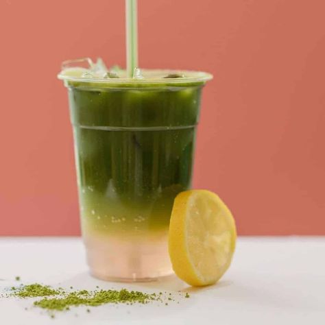 Quick Matcha Lemonade Recipe (Healthy Starbucks Copycat) Lemonade Matcha Recipe, How To Drink Matcha Green Tea, At Home Matcha Drinks, Matcha Lemonade Recipe, Lemon Matcha, Homemade Matcha Green Tea Latte, Lemonade Tea Recipe, Matcha Drink Recipes, Matcha Drinks