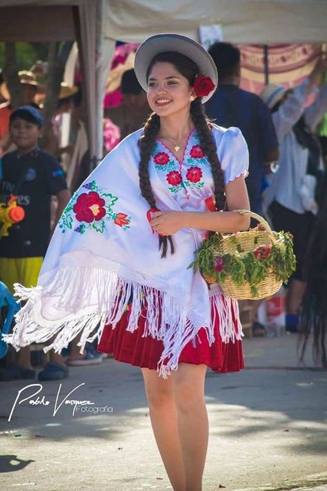 Admiring Latina Cultural Dress Peruvian Dress, Peruvian Clothing, Latina Clothes, Princes Fashion, Latina Outfits, Latina Fashion, Girl Celebrities, Fashion Costume, Bolivia