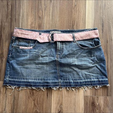 2000s Mini Skirt Outfit, Low Rise Denim Skirt, 2000s Mini Skirt, Essential Clothing, Pink Belt, Coquette Y2k, Y2k Summer, Miniskirt Outfits, Summer Inspo