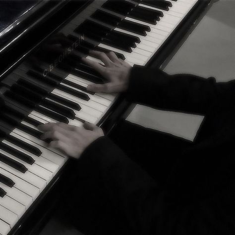 Evecore Aesthetic, Music Aesthetic Piano, Music Dark Aesthetic, Music Aesthetic Dark, Bts Black Aesthetic, Black And White Aesthetic Icon, Aesthetic Piano, Dark And Lovely, Black Photos