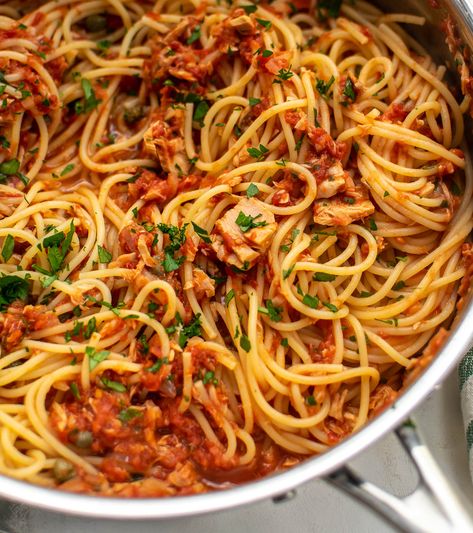 Spaghetti with Tuna and Tomatoes Spaghetti And Fish, Fish Spaghetti, Tuna Spaghetti Recipe, Tuna Spaghetti, Italian Tuna, Spagetti Recipe, Nutrition Goals, Spaghetti Sauce Recipe, Italian Pasta Dishes