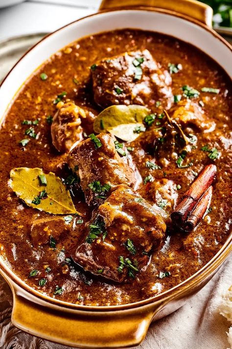 Slow Cooker Mutton Recipes, Mutton Stew Recipes, Lamb Vindaloo Recipe, Lamb Recipe, Lamb Vindaloo Recipe Indian, Crockpot Beef Vindaloo, Instant Pot Lamb Shanks, Lamb Shank Curry Indian, Lamb Vindaloo Recipe Slow Cooker