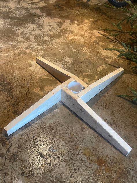 Diy Live Christmas Tree Stand, Dyi Tree Stand, Artificial Christmas Tree Stand Diy, Diy Tree Base, Christmas Tree Platform, Diy Tree Stand, Tree Stand Diy, Tree Stand Ideas, Homemade Tree Stand