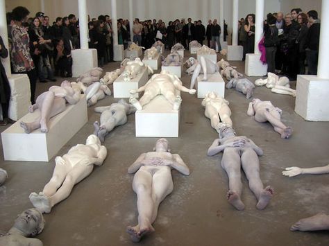 Art Conceptual de Vanessa Beecroft. Vanessa Beecroft, Conceptual Artist, Conceptual Art, Ballet Shoes, Body Art, Contemporary Art, Art