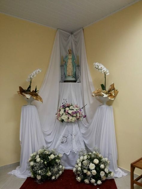 Mother Mary Decoration Ideas, Mother Mary Decoration, Advent Decorations, Simple Birthday Decorations, Big Table, Church Flowers, Prayer Room, Altar Decorations, Church Decor