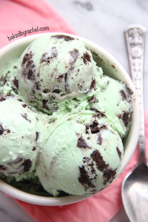 Mint Cookie Ice Cream, Homemade Mint Ice Cream, Hemgjord Glass, Freeze Food, Cookies And Cream Ice Cream, Hand Mixers, Mint Oreo, Cream Ice Cream, Mint Ice Cream