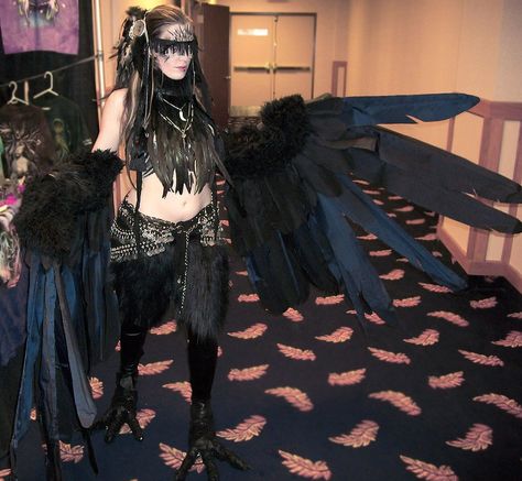 The whole feel of this is rad as hell. (Raven Harpy by K-einess on deviantART) Raven Harpy, Raven Halloween Costume, Raven Costume, Crow Costume, Raven Cosplay, Cosplay Wings, Fest Outfits, Costume Tutorial, Larp Costume