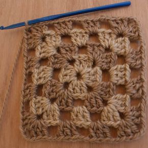 Free Crochet Granny Square, Learning To Crochet, Crochet Granny Square Pattern, Crochet Granny Squares, Granny Square Pattern, Granny Square Crochet Patterns Free, Crochet Classes, Confection Au Crochet, Crochet Granny Square Blanket