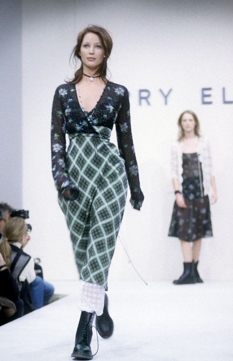 Photo 1 from Perry Ellis Grunge Collection 1990s Fashion Trends, 1990 Style, Fashion Guys, Moda Grunge, Diy Outfits, Mix & Match, Leandra Medine, Outfit Chic, Riot Grrrl