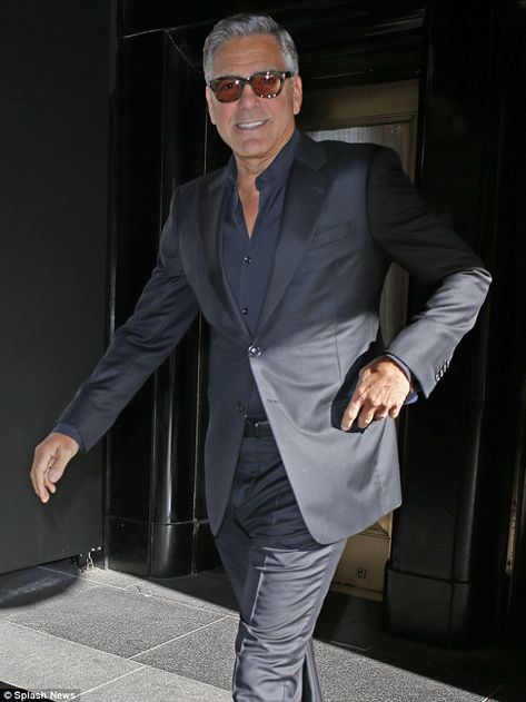 Zara Outfit Summer, George Clooney Style, Clooney Amal, George Clooney Amal Alamuddin, Teaching Mens Fashion, Xmas Party Outfits, Amal Alamuddin, Sweater Outfits Men, Jackie O Style