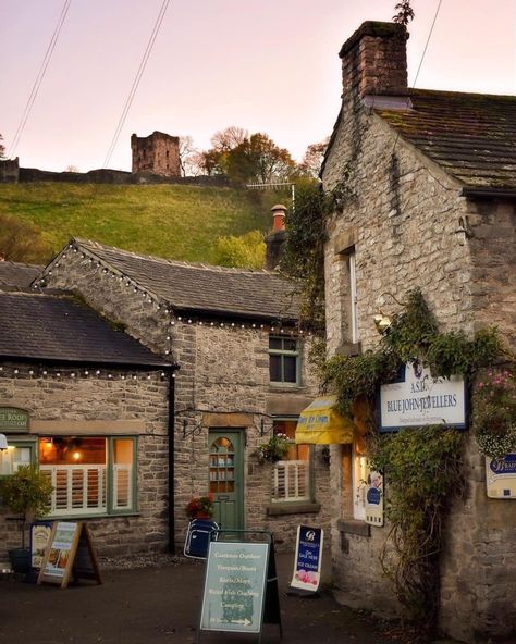 Looking up to Peveril Castle from Castleton in Derbyshire🍂 The quintessential English village is renowned for its wealth of local history, and for being a major Peak District walking centre. Photo: Instagram.com/dave.silver Landscape Hill, London Village, Castleton Derbyshire, Peak District England, Lake District England, England Countryside, Cotswolds England, European Village, Hill Walking