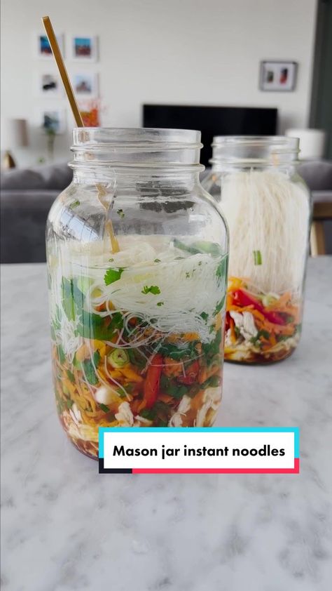 Meal Prep Noodles Mason Jars, Mason Jar Ramen Work Lunches, Mason Jar Noodles Lunches, Jar Soup Recipes Mason, Mason Jar Instant Noodles, Jar Instant Noodles, Jar Noodles, Jar Lunch Ideas, Mason Jar Soup