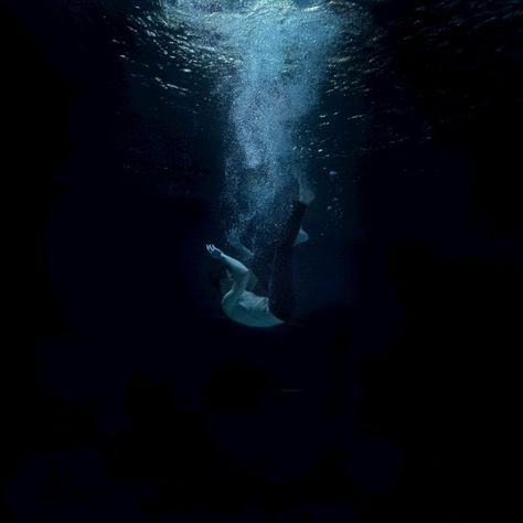 Deep Ocean Aesthetic, All The Bright Places, Image Moto, Water Aesthetic, Underwater Art, Under Water, Jolie Photo, Underwater Photography, Nara