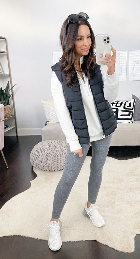 Flannel With Leggings, Black Vest Outfit, Comfy Ootd, Puffer Vest Outfit, Lounge Outfits, Mode Casual, Outfit Winter, Black Vest, Vest Outfits