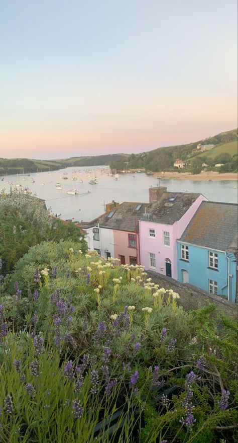 Houses By The Sea Uk, English Beach House, British Seaside House, Uk Beach House, Cottage By The Sea Aesthetic, Salcombe Aesthetic, Uk Seaside Aesthetic, Travel Aesthetic England, English Seaside Aesthetic