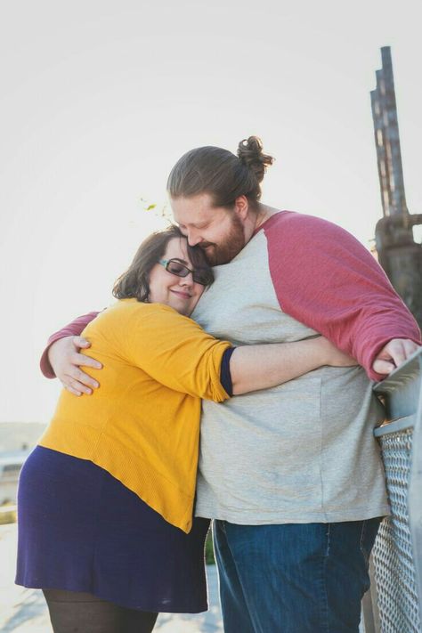 Fat Couple Poses, Plus Size Couple Poses, Wedding Pictures Poses, Poses Plus Size, Plus Size Photo Poses, Engagements Pictures, Plus Size Tips, Relationships Quotes, Couple Pic