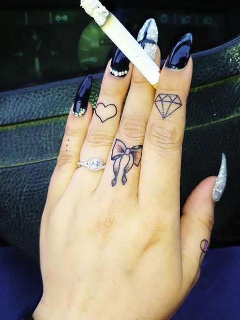 Spade Finger Tattoo, Pink Finger Tattoo, Queen Finger Tattoo, Thumb Tattoos For Women, Cover Up Finger Tattoos, Unique Finger Tattoos, Diamond Finger Tattoo, Girly Hand Tattoos, Inside Finger Tattoos