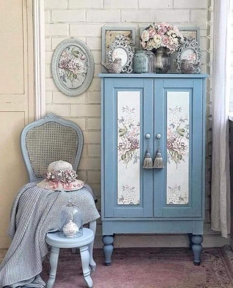 Before After Furniture, Old Cupboard, Upcycled Furniture Diy, Casa Country, Decoupage Furniture, Diy Furniture Renovation, Furniture Renovation, Refurbished Furniture, Recycled Furniture