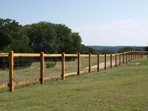 Fence idea Pagar Modern, Pipe Fence, Ranch Fencing, Wood Fence Design, Country Fences, Horse Fencing, Front Fence, Types Of Fences, Fence Styles