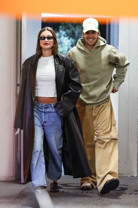 Hayley Bieber, Trendy Leather Jacket, Justin Bieber Outfits, Hailey Bieber Outfits, Hailey Bieber Style, Justin Hailey, Casual Chic Outfits, Long Leather Coat, Pregnancy Wardrobe