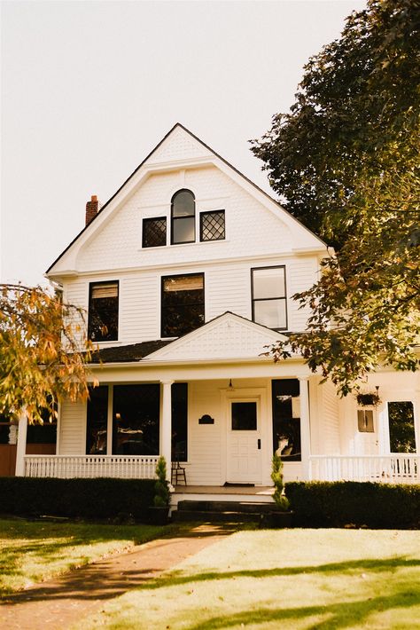 Wedding Venue and Victorian Manor in Seattle/Tacoma. Orting Manor. Photo by Maria Cusick. Washington Wedding Venues, Victorian Manor, Beautiful Outdoor Wedding, Victorian House, Outdoor Wedding Venues, House Wedding, Victorian Homes, Event Venues, Corporate Events