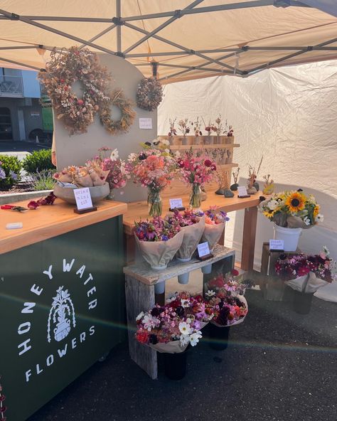 flower temple at the waterfront market 🌹 Diy Flower Display Rack, Diy Flower Drying Rack, Flower Cart Ideas, Farmers Market Table, Market Set Up Ideas, Greenhouse Inspiration, Flower Vendor, Pipe Flower, Bloom Bar