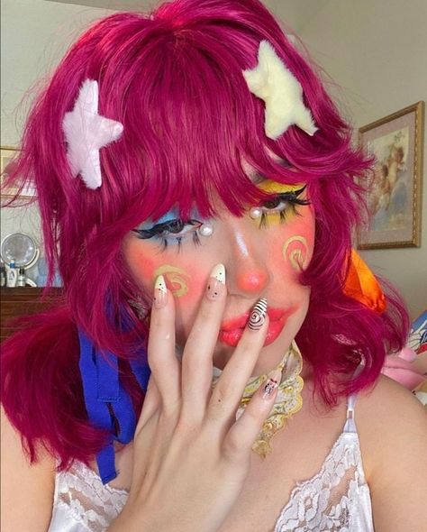 Soft Clown Makeup, Clown Girl Makeup, Bella Outfit, 21 Bday, Clown Core, Clown Girl, Vintage Clown, Eye Spy, Art Makeup