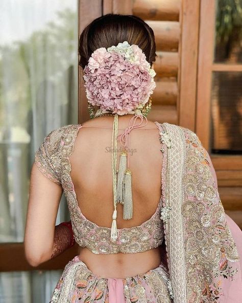 We have found the perfect and trending rose bun hairstyle ideas that are out there. These are unqiue, beautiful and we promise that these will make you look stunning on the most special day of your life. 🌹😍 #shaadisaga #indianwedding #rosebunhairstyle #rosebunhairstylered #rosebunhairstylereal #rosebunhairstyleside #rosebunhairstylepink #rosebunhairstylemessy #rosebunhairstyle #floralbunhairstyle #bridalhairstyle #bridalbunhairstyle #bridalbunhairstyleflower #bridalbunhairstylefrontlook Rose Bun Hairstyle, Floral Bun Hairstyle, Bridal Hmu, Haldi Look For Bride, Floral Hairstyles, Indian Bun Hairstyles, Floral Bun, Quirky Bride, Haldi Look