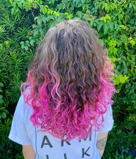 Dipped pink ends Pink Hair Ends, Curly Pink Hair, Dyed Ends Of Hair, Dipped Hair, Dyed Curly Hair, Brown Curly Hair, Rainbow Hair, Hair Pictures, Long Curly Hair