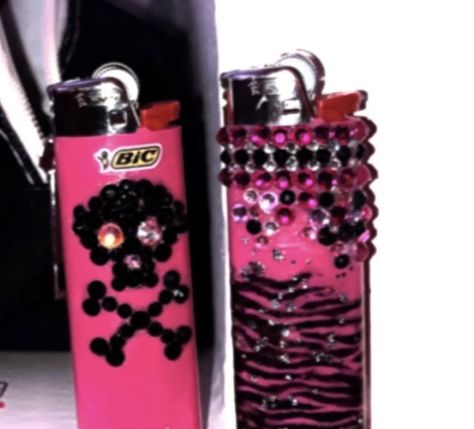 Diy Lighter, Bedazzled Skull, Custom Lighters, Cool Lighters, Rhinestone Projects, Pretty Pens, Trashy Y2k, Puff And Pass, Fun Diy