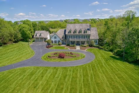 Long Driveway With Circle, Driveway With Roundabout, House With Circle Driveway, Driveway With Circle, Homes With Circle Driveways, House Roundabout Driveway, Modern Farmhouse Circle Driveway, Drive Up Driveway House, Circle Driveway With Side Garage