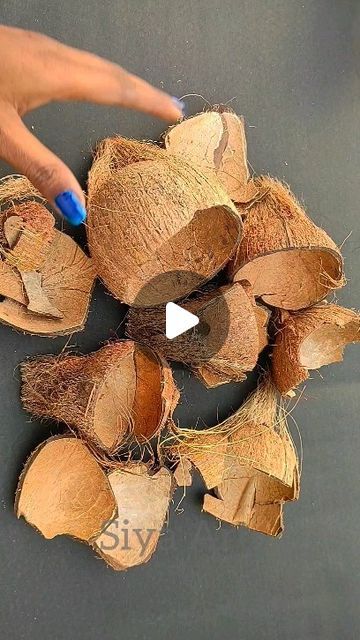 Shell Crafts Kids, Best From Waste Ideas, Colorful Art Installations, Coconut Decoration, Waste Art, Coconut Shell Crafts, Diy Coconut, Bridal Gift Wrapping Ideas, Shell Decorations